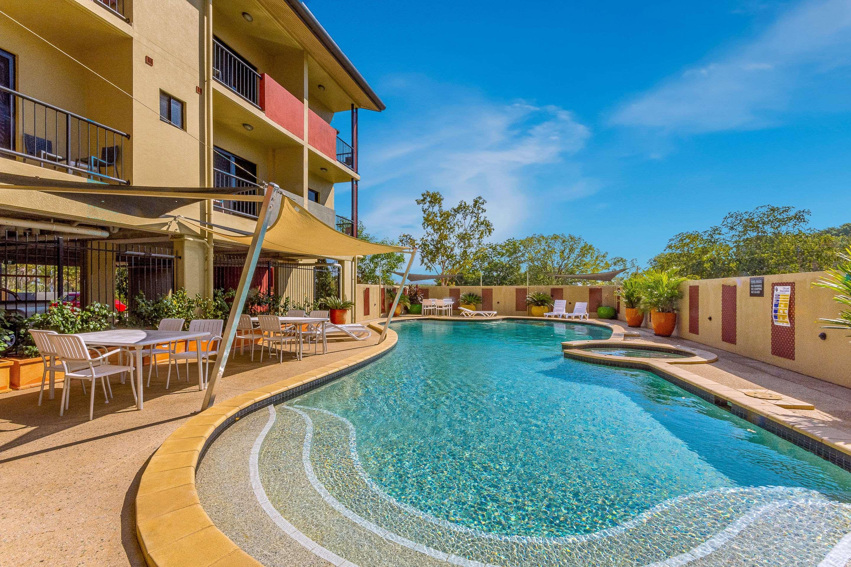 Quality Hotel Darwin Airport Dış mekan fotoğraf The pool at the Mantra on the Lake