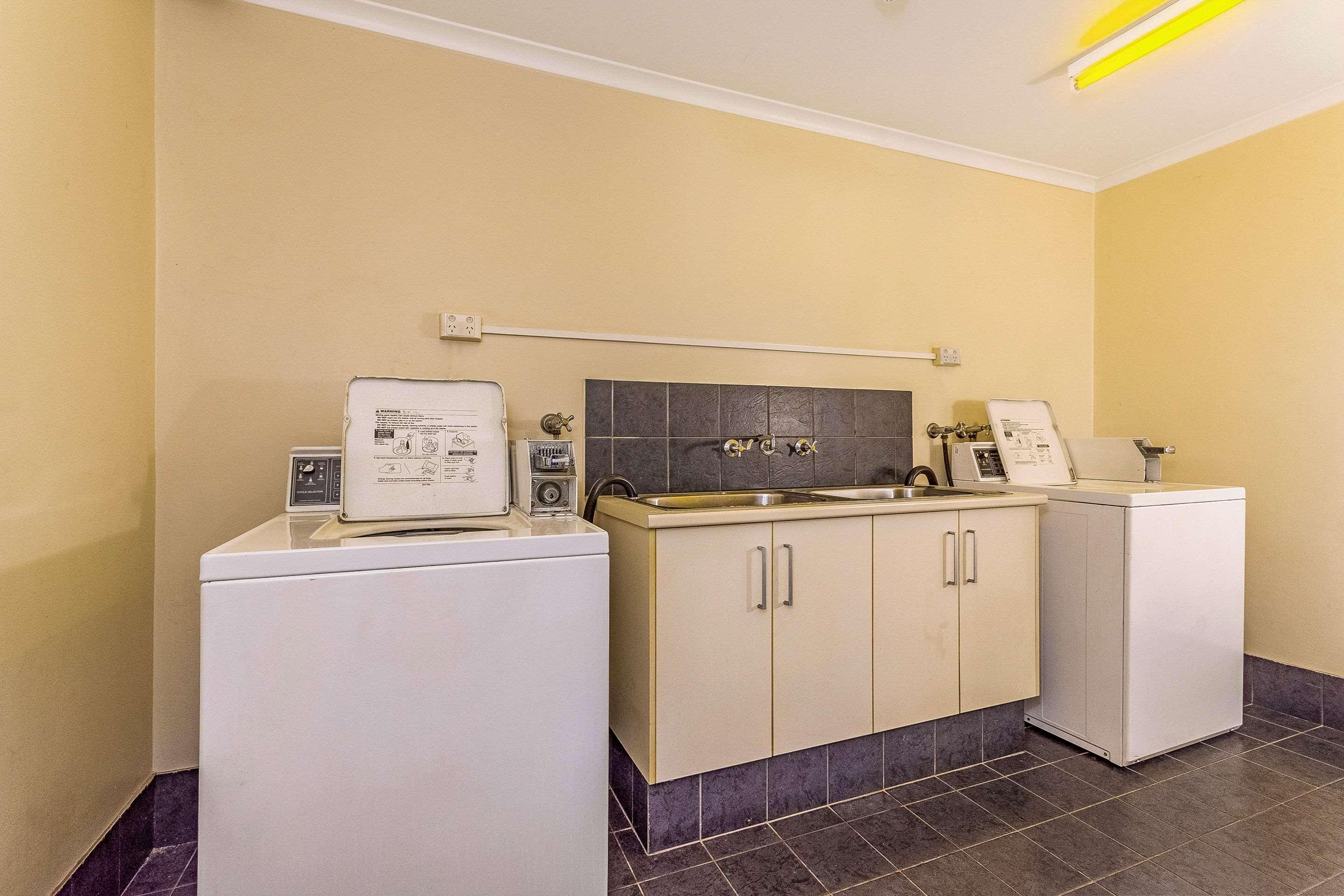 Quality Hotel Darwin Airport Dış mekan fotoğraf Laundry facilities at the motel