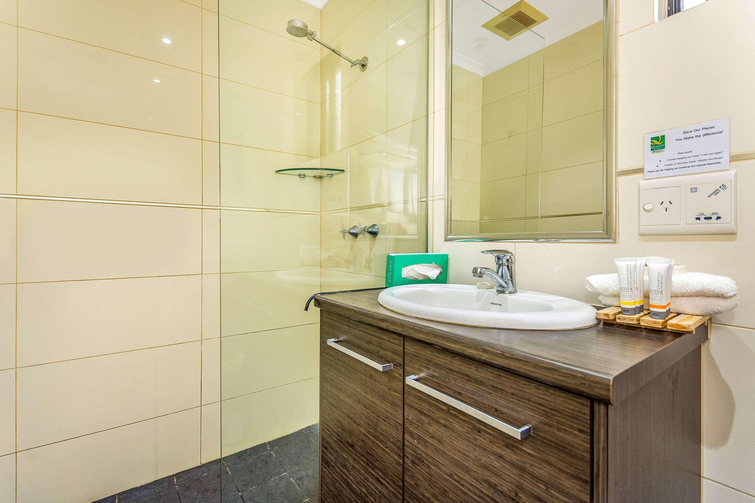 Quality Hotel Darwin Airport Dış mekan fotoğraf A bathroom in a hotel