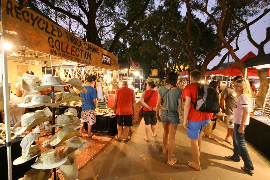 Quality Hotel Darwin Airport Konforlar fotoğraf The Night Market