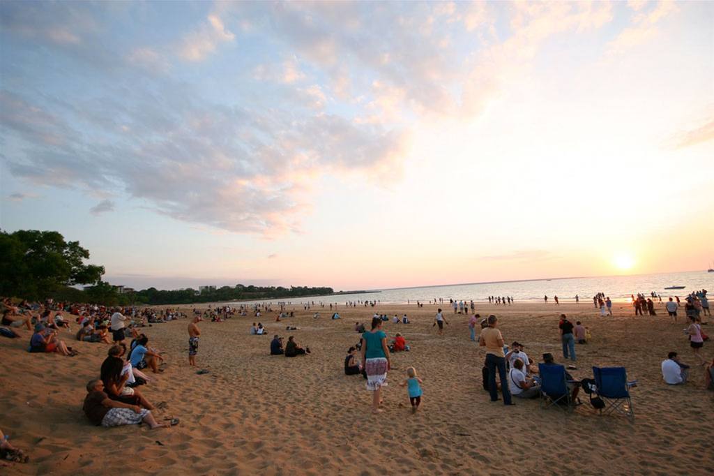 Quality Hotel Darwin Airport Konforlar fotoğraf Sunset at the beach