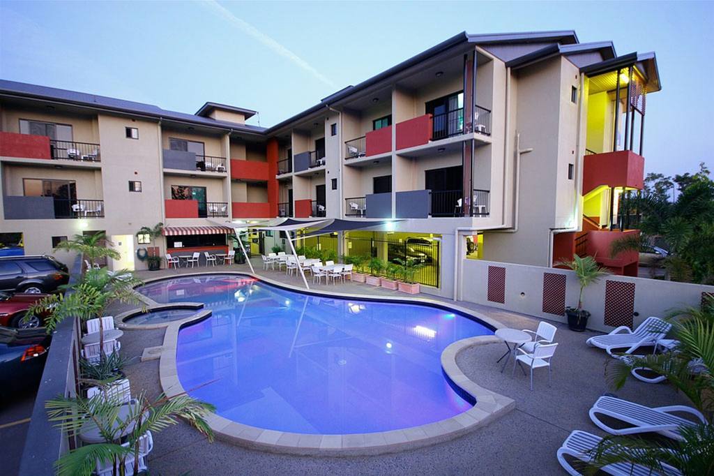 Quality Hotel Darwin Airport Konforlar fotoğraf The hotel's pool