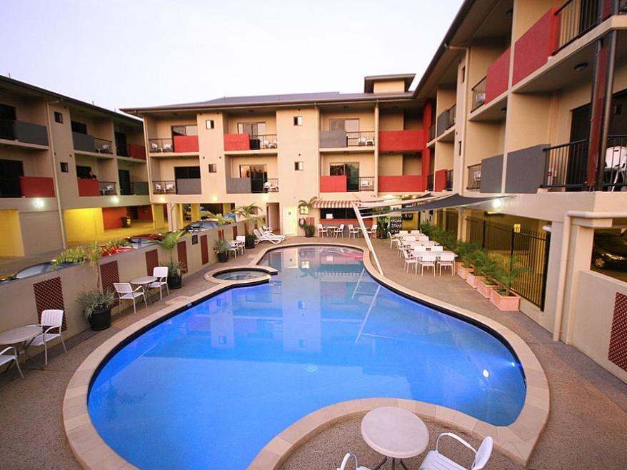 Quality Hotel Darwin Airport Dış mekan fotoğraf The pool at the Mantra on Lake