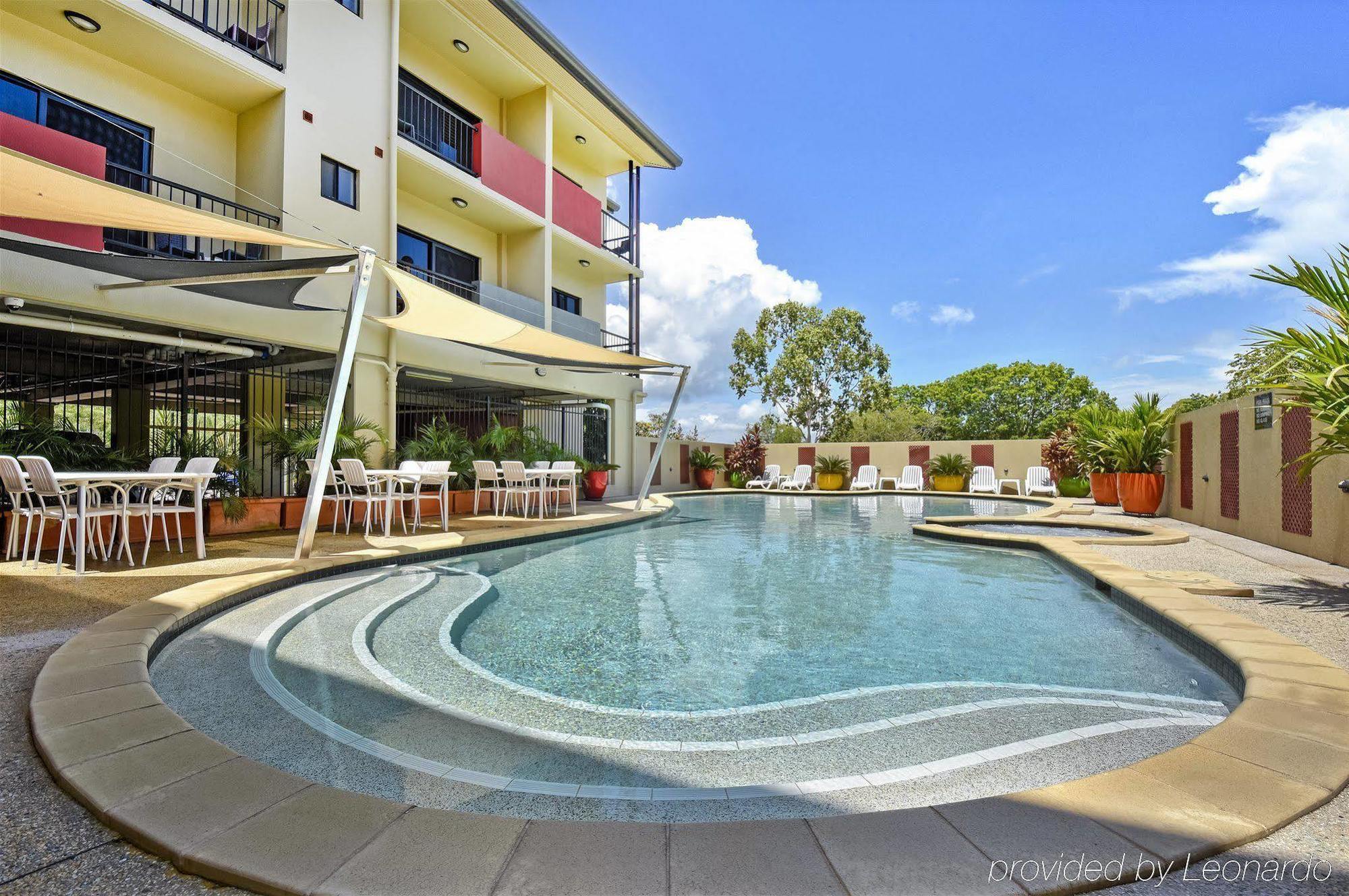 Quality Hotel Darwin Airport Dış mekan fotoğraf The pool at the hotel