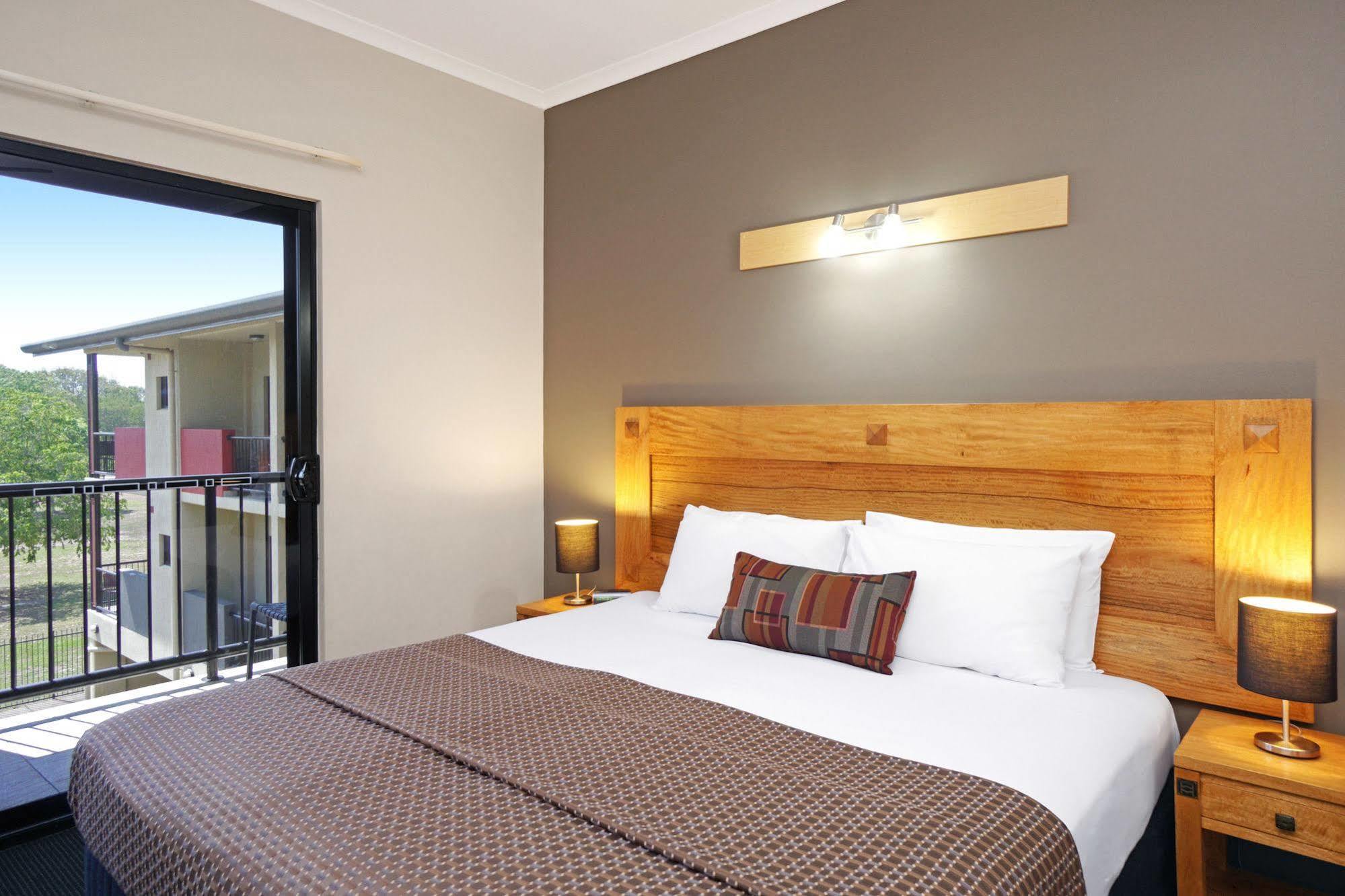 Quality Hotel Darwin Airport Oda fotoğraf A bedroom at the Quality Hotel & Spa